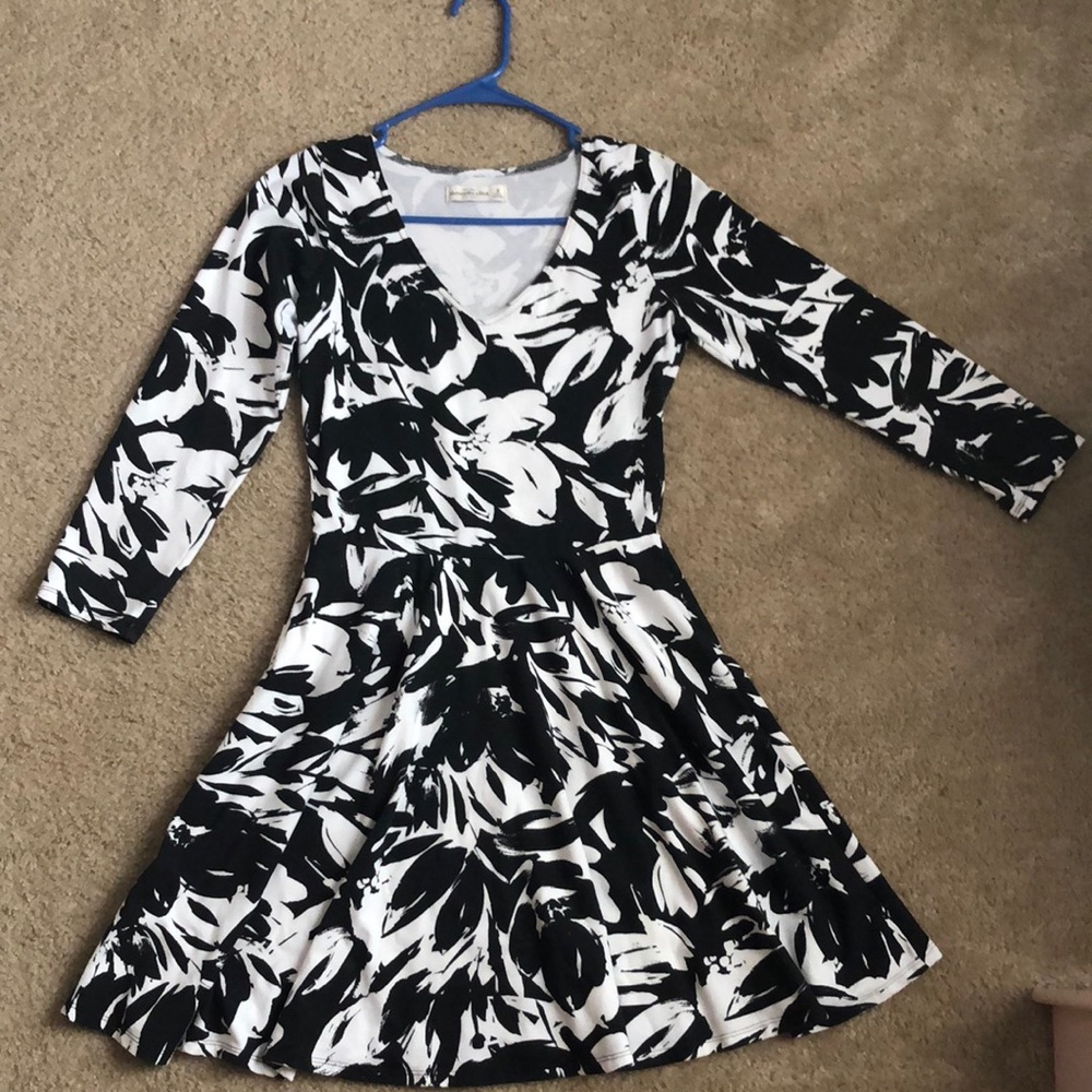 Black and white mid sleeve dress